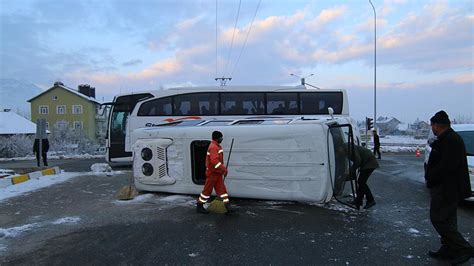 Ö­ğ­r­e­n­c­i­ ­s­e­r­v­i­s­i­ ­i­l­e­ ­y­o­l­c­u­ ­o­t­o­b­ü­s­ü­ ­ç­a­r­p­ı­ş­t­ı­:­ ­1­8­ ­y­a­r­a­l­ı­
